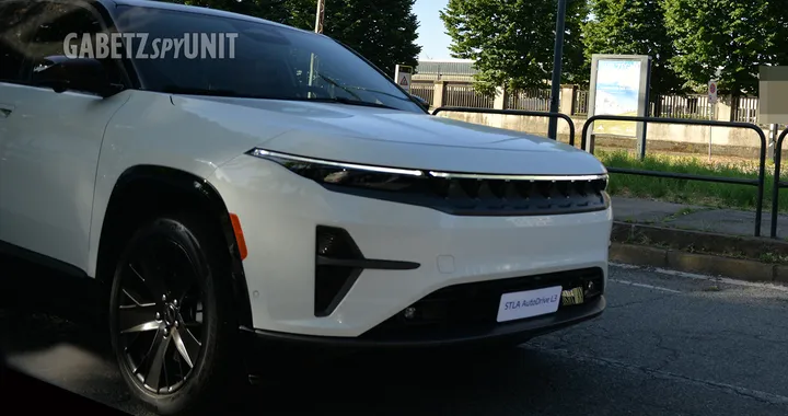Jeep Wagoneer, il SUV elettrico intercettato sulle strade di Torino: e sulla targa...