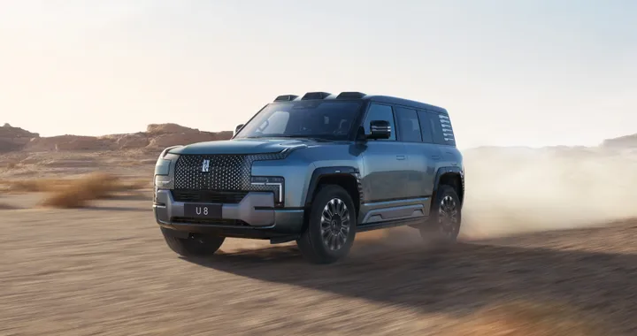 YangWang U8 debutta in Cina: 4 motori elettrici e oltre 1.000 CV