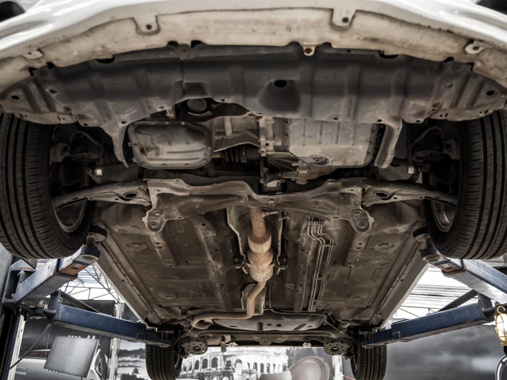 Proteggi il sottoscocca della tua auto da ruggine e corrosione con questo lubrificante in offerta