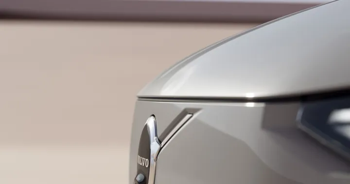 Volvo EX90, nuove immagini teaser del SUV elettrico