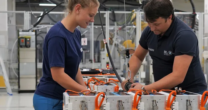 BMW amplierà il sito di Dingolfing per produrre batterie e motori elettrici