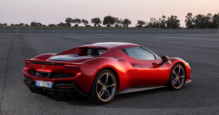 Ferrari, nuovo modello il 19 aprile. Arriva la 296 Spider?