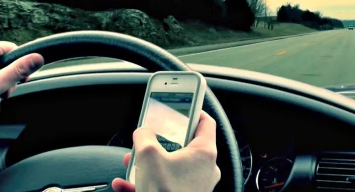 Smartphone alla guida, il ministro Toninelli minaccia il ritiro della patente