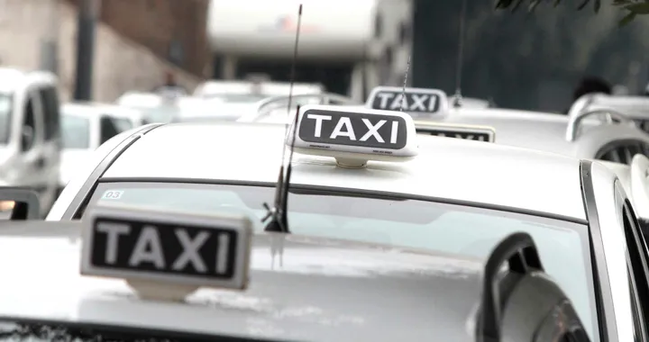 Taxi: per l'Antitrust servono più licenze a Roma, Milano e Napoli