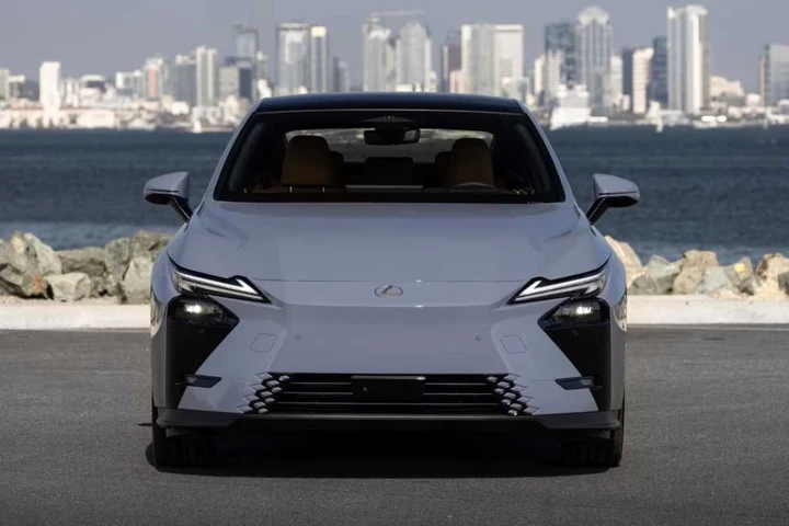 Lexus ES, l’ottava serie arriva in Italia: performance al servizio del lusso