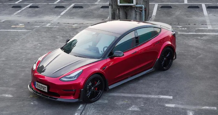 Tesla Model 3 diventa più cattiva con la cura di RevoZport | Immagini e video