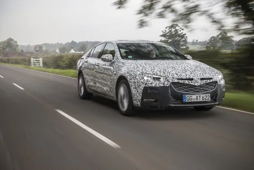 Guidare d'inverno, come Opel Insignia Grand Sport combatte il ghiaccio