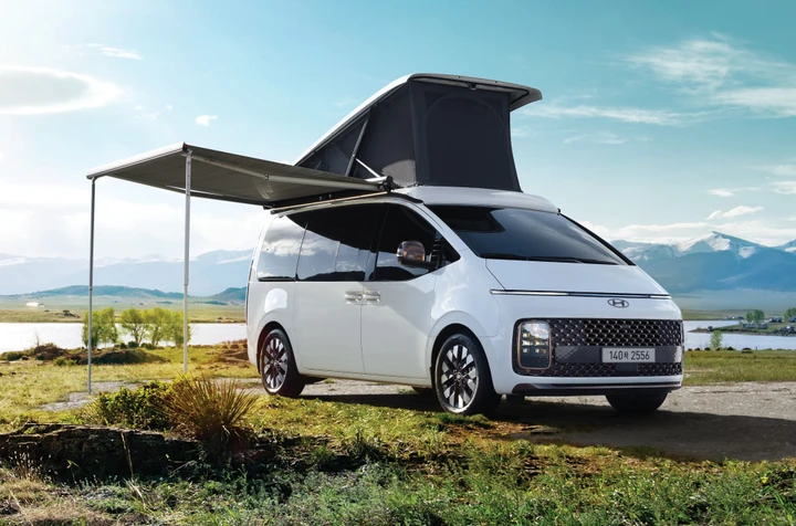 Hyundai Staria si trasforma in un camper elettrico, pannelli solari e funzioni smart