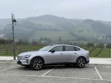 Volvo ES90: l’ammiraglia scandinava berlina (rialzata) | Video