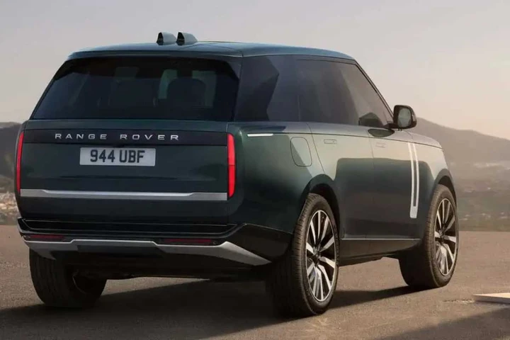 Range Rover svela il suo primo SUV elettrico, il lusso silenzioso si paga caro