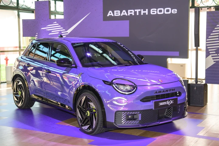 Abarth 600e, la più potente di sempre. Ufficiale il nuovo B-SUV sportivo elettrico