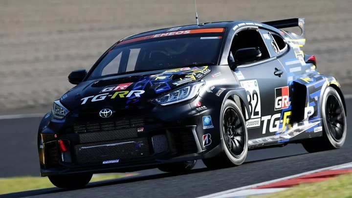 La Toyota GR Yaris con motore centrale torna in pista: si continua con lo sviluppo