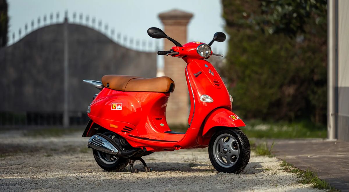 Vespa ET4 Scuderia Ferrari all'asta: Schumi la guidava tra i box