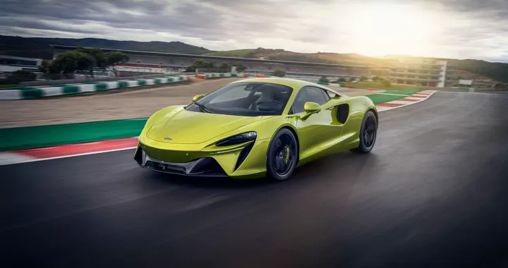 Pirelli Cyber Tyre per la McLaren Artura: lo pneumatico dialoga con l'auto