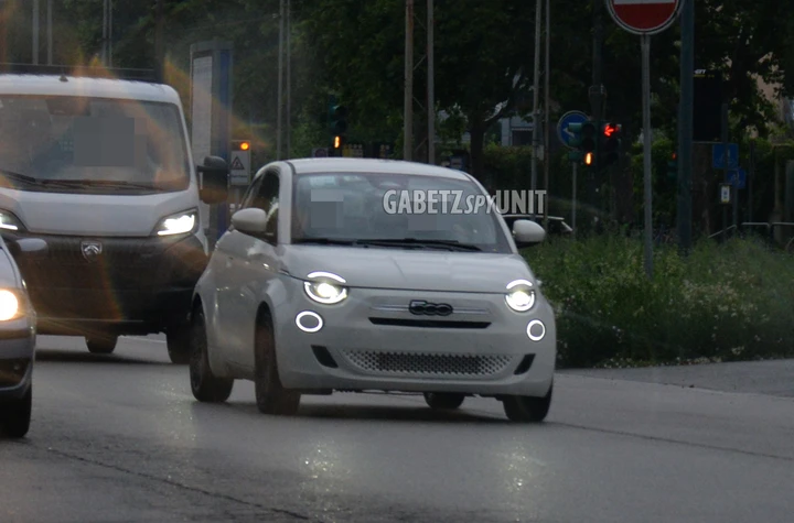 Nuova FIAT 500 ibrida, già su strada a Torino per i test