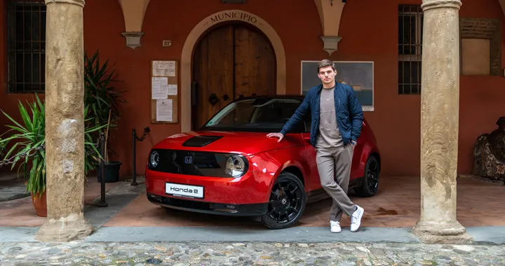 Honda e Limited Edition: l'elettrica giapponese si veste di rosso