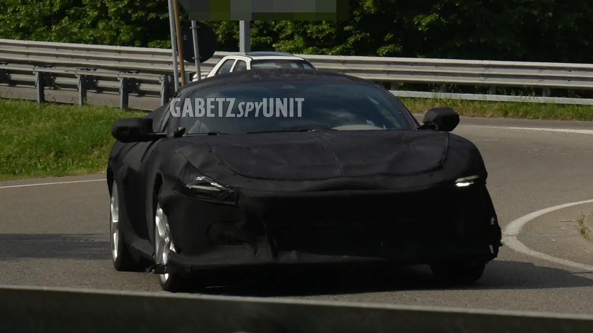 Ferrari Amalfi, l&#039;erede della Roma ancora su strada per i test: debutto a luglio