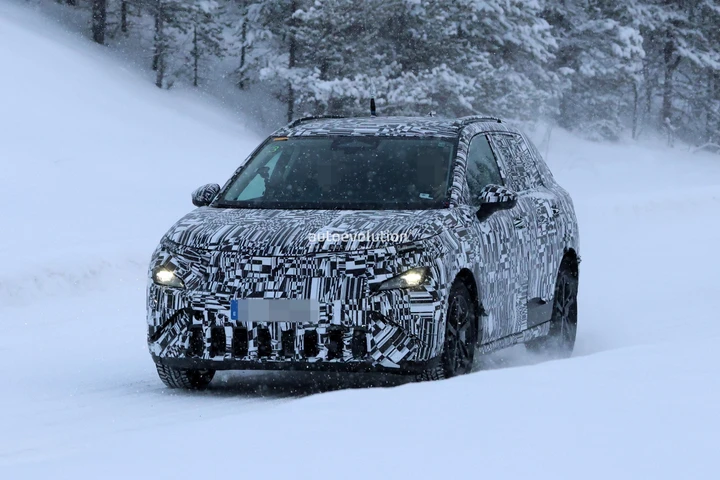 Skoda Epiq sta arrivando, il B-SUV elettrico si avvicina al debutto: foto spia dai test invernali
