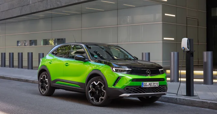 Opel, nel 2024 una versione elettrificata per ogni modello