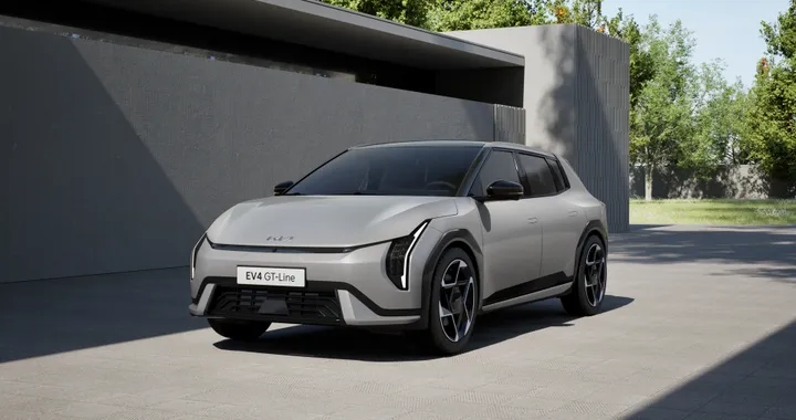KIA EV4 è ufficiale, la nuova elettrica si fa in due: berlina e hatchback