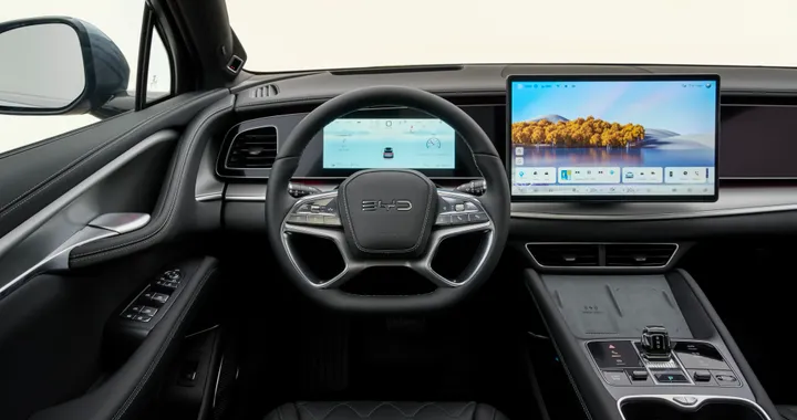 BYD Sealion 7, interni e bagagliaio del SUV elettrico che sfida la Tesla Model Y