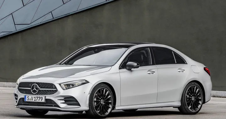 Mercedes, la Classe A si fa Berlina e approda in Europa