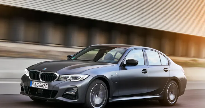BMW Serie 3, teaser del restyling. Il debutto si avvicina