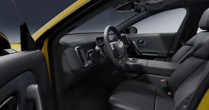 La nuova Leapmotor B05 si mostra a Bruxelles: novità sugli interni e autonomia di 460 km