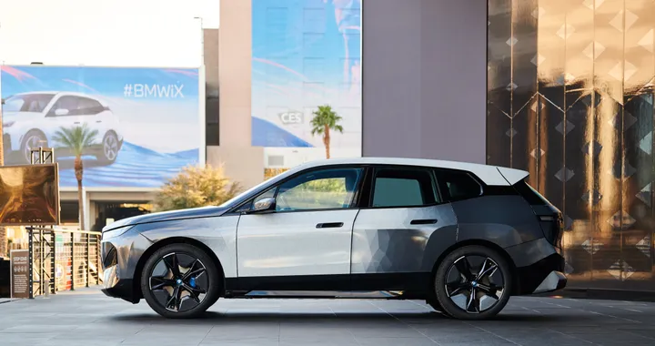 BMW iX Flow, basta un click per cambiare il colore della carrozzeria