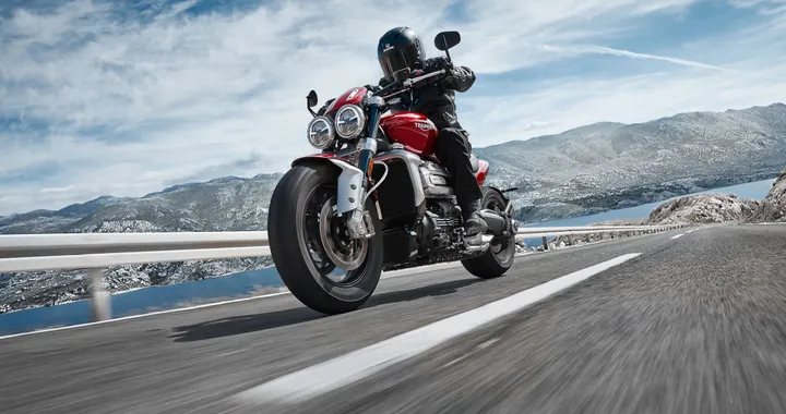 Triumph Rocket 3 R e GT: una coppia mostruosa che non teme le elettriche
