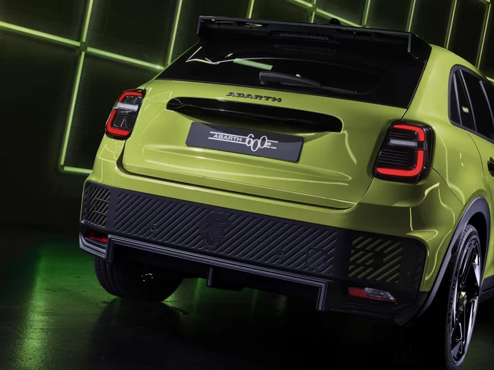 Abarth viaggia controcorrente, per salvarsi ora ha bisogno di motori termici