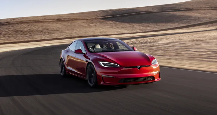 Tesla Model S Plaid scende in pista al Nürburgring a caccia del record