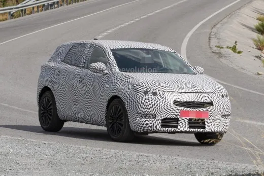 Opel C-SUV: le prime foto spia