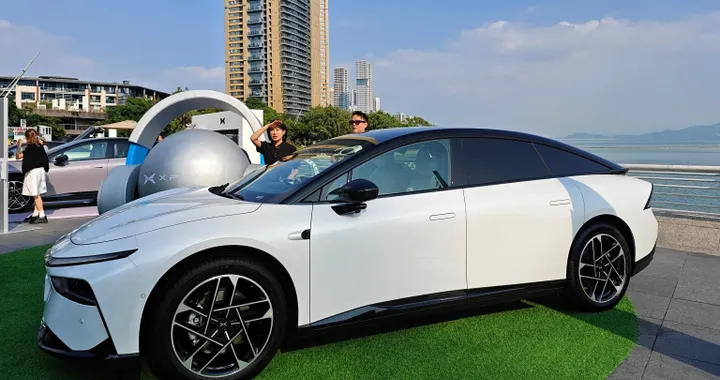 Xpeng P7+, debutta la nuova berlina elettrica. La vedremo al Salone di Parigi