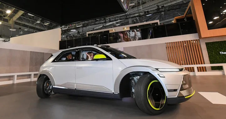 Hyundai, al CES 2024 porta una IONIQ 5 che si muove di lato e in diagonale