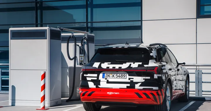 Audi e-tron: il SUV elettrico con carica rapida a 150 kW