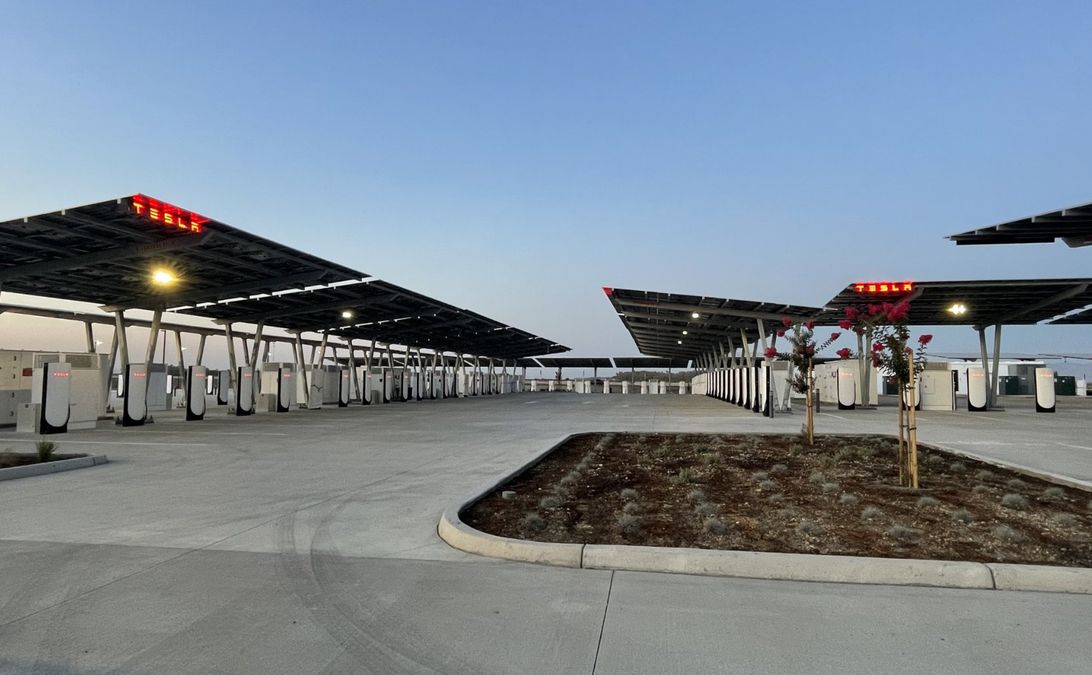 Tesla, la sua più grande stazione Supercharger è alimentata da pannelli solari