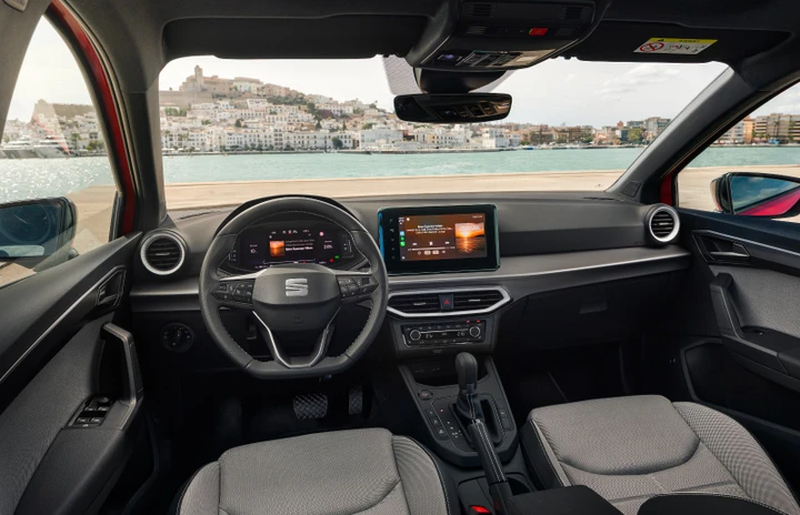 Nuova SEAT Ibiza 2026, interni e bagagliaio del restyling: ecco cosa cambia