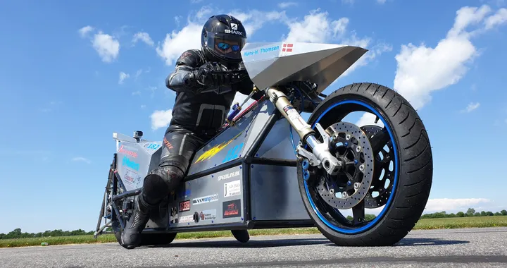 Silver Lightning: la moto elettrica da 1.200 kW batte il record sul quarto di miglio