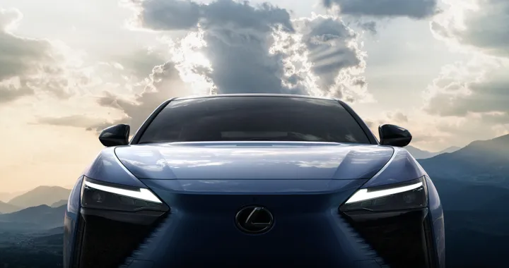 Lexus RZ 450e, il nuovo SUV elettrico debutterà il 20 aprile