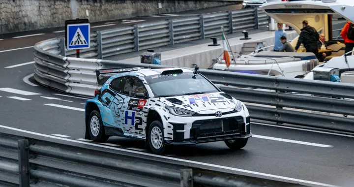 Toyota, la GR Yaris a idrogeno sfreccia tra le curve del circuito di Monaco. Alla guida c'è Akio Toyoda