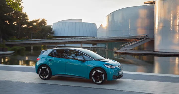 Volkswagen supererà Tesla nel mercato auto elettriche entro il 2025