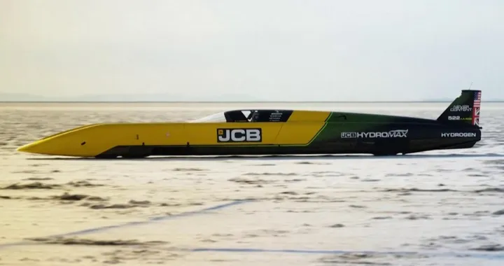 Nuovo record di velocità, un'auto a idrogeno vola a quasi 654 km/h | Video