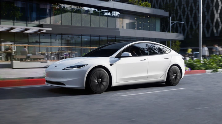 Tesla Model 3 Standard debutta in Italia, caratteristiche e dotazioni: ecco quanto costa
