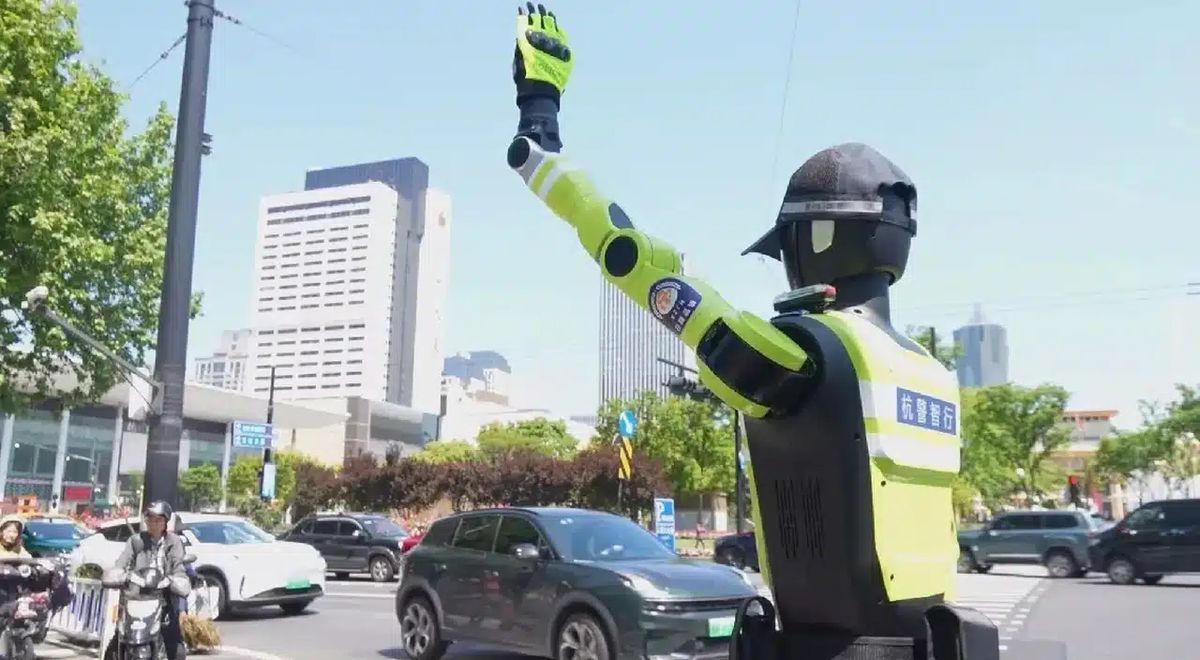Anteprima: Via i vigili urbani, in Cina arrivano i robot umanoidi a dirigere il traffico