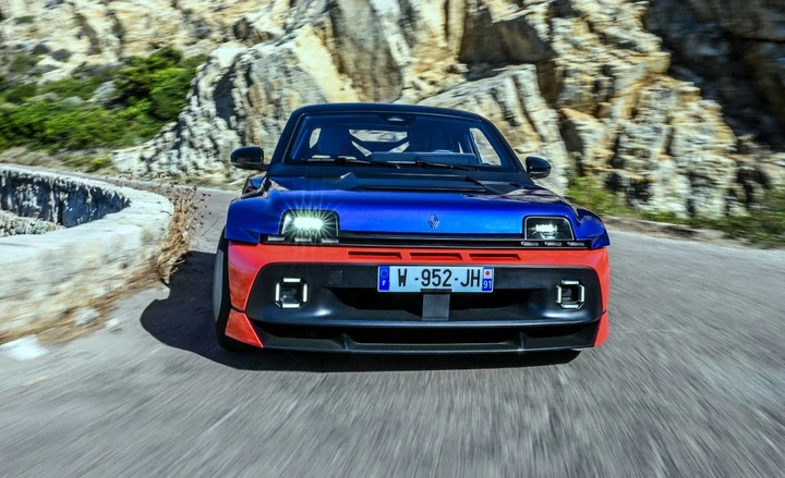 Renault 5 Turbo 3E, debutto pubblico sulle strade della Corsica: 555 CV per la super elettrica