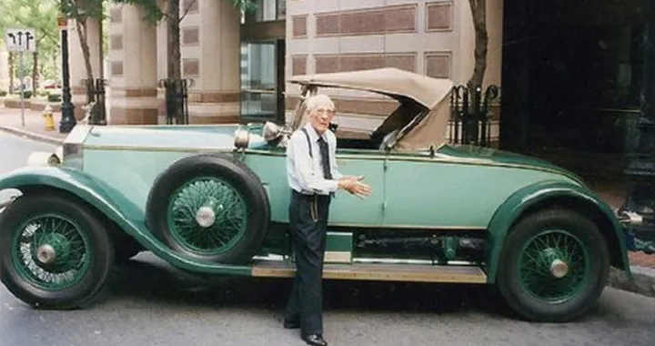 77 anni con la stessa auto: il primato di un proprietario... di 102 anni