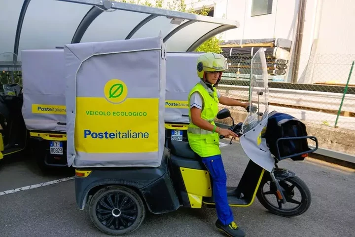 Poste Italiane: debuttano i nuovi tricicli elettrici con battery swap
