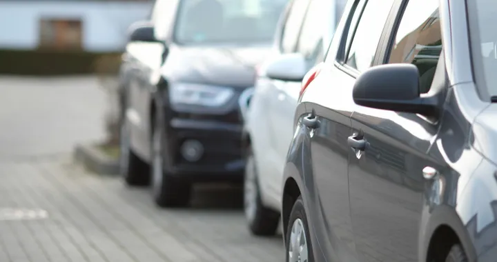 In Italia troppe auto e pochi parcheggi, il 30% del traffico è colpa di chi cerca di parcheggiare