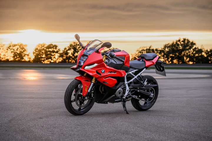 BMW F 450 RR, l'anima racing da 420 cc per patente A2: parte da 7.150 euro